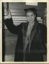 1944 Press Photo Congresswoman Clare Boothe Luce casts Ballot in Greenwich, CT picture