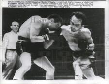 1957 Press Photo Mario D'Agata vs Alphonse Halimi in Paris boxing bout picture