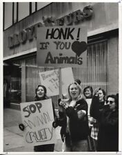 1989 Press Photo Protestors in Front Lloyd's Furs for Killing Animals Bear Creek picture