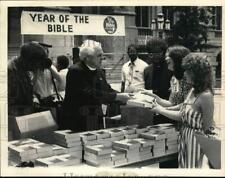 1983 Press Photo Reverend Laman Bruner hands out free bibles in Albany, New York picture