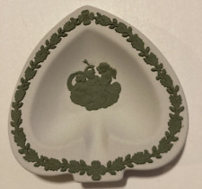 Wedgwood Green Jasperware Trinket Dish Heart Shaped Cherubs /Cupid picture