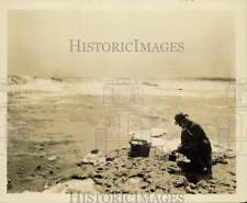 1926 Press Photo A.L. Greene does noise test at Canadian Rapids of Niagara Falls picture