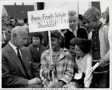 1969 Press Photo Otto Frank talks with students at Anne Frank School, Dusseldorf picture