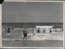 1939 Press Photo Bathers in the surf at the Breakers Beach Palm Beach Florida picture