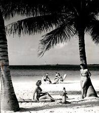 LG48 1956 Original Photo BAHAMAS TROPICAL ISLAND BEACH SWIMSUIT BEAUTY MODELS picture