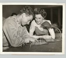 Lt. HOWARD SCHNUR & MARIAN STOCK Flirt @ PRINCETON U, NJ WWII 1942 Press Photo picture
