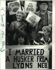 1985 Press Photo University of Nebraska Cornhuskers Fans Wave Signs-Go Big Red picture