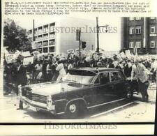 1966 Press Photo President Johnson Passes Anti-Vietnam War Demonstrators picture
