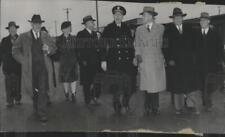 1943 Press Photo Naval supply depot commandant Captain JE McDonald with guests picture