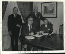1970 Press Photo J.A. Edwards & others signing gas raw material contract. picture