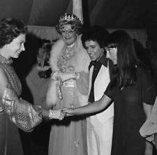 Queen Elizabeth II Dame Edna Everage and Leo Sayer 1977 Old Photo 1 picture