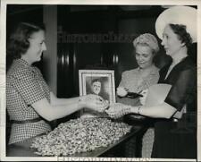1940 Press Photo Ruth Tuckerman passes out campaign buttons to Mrs Fletcher Hale picture
