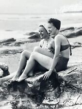 J8 1940's Two Beautiful Women Sunbathing Beauties Beach Artistic Turbans Seaside picture
