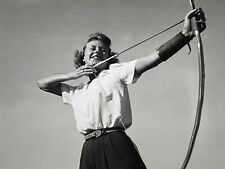 J9 Photograph 1940's Beautiful Woman Pretty  Artistic Pulling Bow Arrow Archery picture
