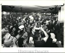 1986 Press Photo Crowd at the rascal House watching the Navy and Vikings picture