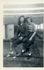 MID CENTURY WOMEN Vintage FOUND PHOTO Black And White Snapshot 312 LA 88 A picture