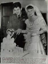 1955 Press Photo Corporal Robert Von Kuznick and bride cut wedding cake in CA. picture