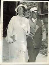 1935 Press Photo Mrs. Anne Lyddane enters court with her husband in Rockville picture