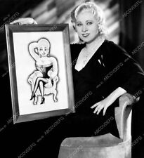 8b20-1583 Mae West and a pic of her charicature 8b20-1583 8b20-1583 picture