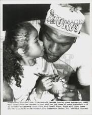 1987 Press Photo Deminee Stanley kisses Mike Tyson at New York press conference. picture