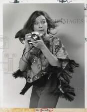 1971 Press Photo Actress Shirley MacLaine with camera on 