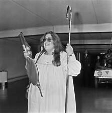 American singer Cass Elliot arrives at Heathrow Airport 1974 OLD PHOTO picture