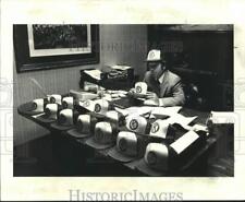 1982 Press Photo Mayor Aaron Broussard with hot selling Kenner baseball caps picture
