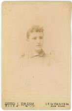 CIRCA 1890'S ANTIQUE CABINET CARD OF YOUNG WOMAN WITH CURLY HAIR IN DRESS picture