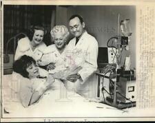 1970 Press Photo Janet Wathen holds checks as doctor and visitors watch in TN. picture