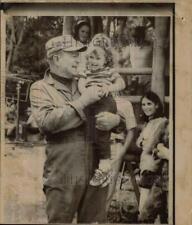 1968 Press Photo Marisa Carmela visits her father, John Wayne at Hollywood set picture