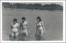 1980s Affectionate Man Trunks Bulge Pretty Women Bikini Beach Gay int Vint Photo picture