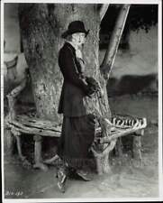Press Photo Film star Greta Garbo standing by tree bench in the late 1920's picture