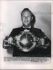 1961 Press Photo Arnold Palmer Holds the Hickok Diamond and Gold-Buckled Belt picture