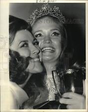 1970 Press Photo Barbara Gersak congratulates Susan Nelson on Miss Houston win. picture