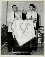 1956 Press Photo Jewish lads William Kaplan and Gerson Carr standing at alter picture