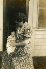 ZZ612-B Vintage Photo PRINT DRESS WOMAN HOLDING BABY c 1930's 40's picture