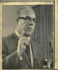 1970 Press Photo Labor Secretary George Shultz announces wage settlement picture