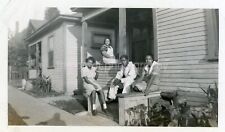 FAMILY Vintage FOUND BLACK AND WHITE PHOTO Snapshot ORIGINAL 33 LA 94 K picture