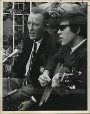 1968 Press Photo Musician/actor Bing Crosby with musician Jose Feliciano. picture