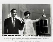 1993 Press Photo Kevin Kline and Sigourney Weaver in a scene from 