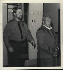 1984 Press Photo Steve Zazycki, Corrections Officer, escorts Pop Washington, NY picture