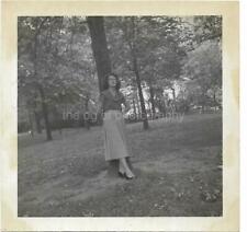 1940'S GIRL Vintage FOUND PHOTOGRAPH bw PRETTY WOMAN Original JD 19 21 J picture