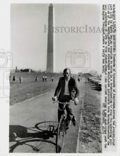 1970 Press Photo Cyclist Wears Gas Mask in Support of Earth Day, Washington picture