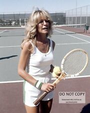FARRAH FAWCETT ON THE TENNIS COURT - 8X10 PHOTO (AZ061) picture