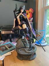 Huntress Premium Format Statue by Sideshow Collectibles DC Comics picture