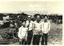 1980 Press Photo Dr. Liem Van Tran with sons Hai and Quang in Vietnam picture