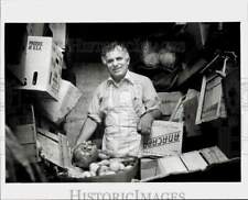 1980 Press Photo Gus Bacogeorge shows off his prize vegetables - lra77893 picture