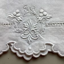 VINTAGE 1900s EXQUISITE HAND EMBROIDERED LINEN GUEST TOWEL SCALLOPED BOUND EDGES picture