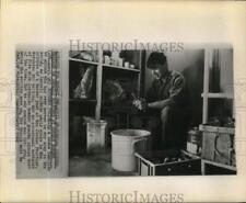 1969 Press Photo Israeli Soldier Peeling Potatoes at Jordan Border Post Kitchen picture
