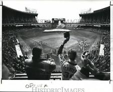 1989 Press Photo Fans cheer as National Anthem ends & game gets underway picture